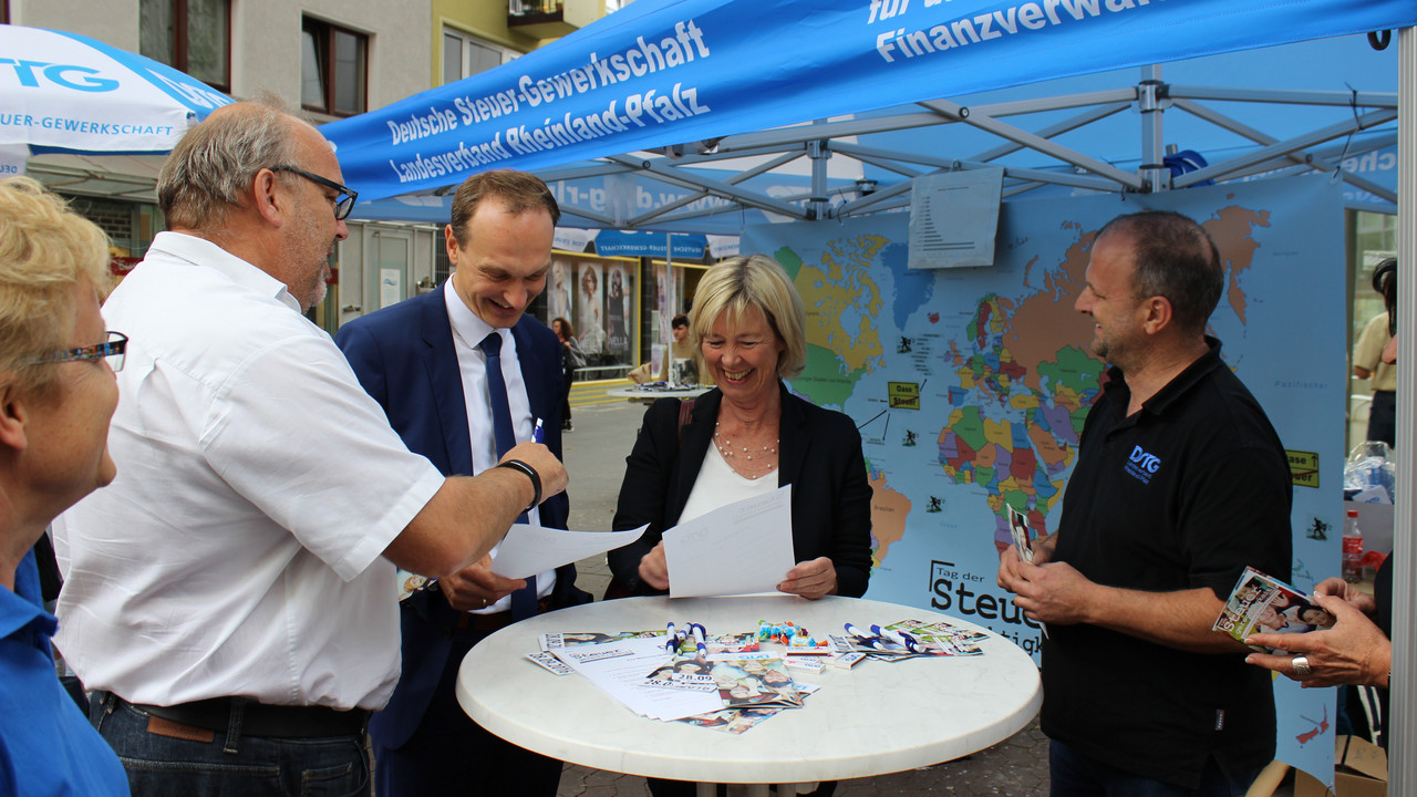 Infostand auf der Straße