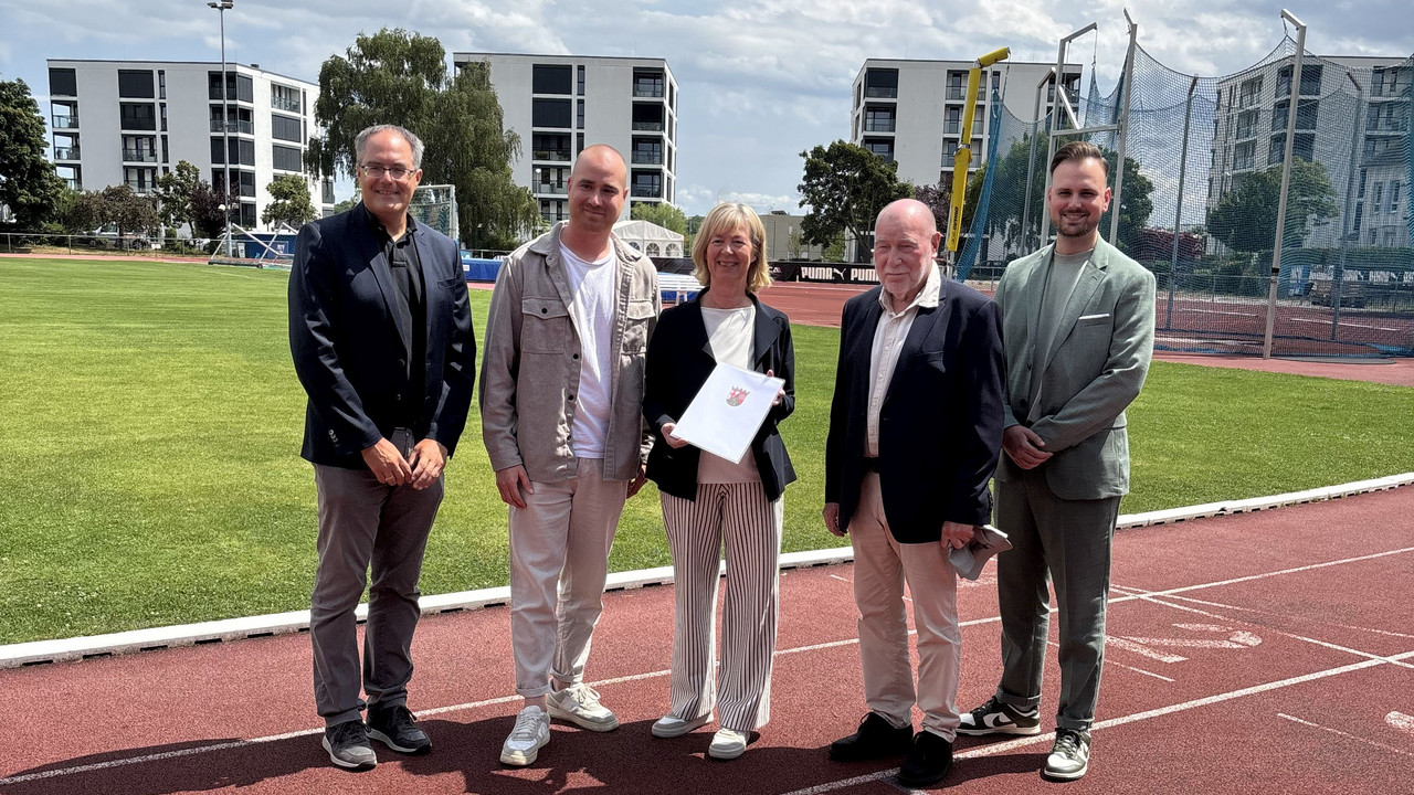(v.l.n.r.): Carlos Verez (Abteilungsleiter Leichtathletik TSV SCHOTT Mainz), Christian Hessel (stellvertretender Geschäftsführer TSV SCHOTT Mainz), Finanzministerin Doris Ahnen, Kurt Winter (2. Vorsitzender TSV SCHOTT Mainz), Luca Schwarzenbacher (Leiter Abteilung Sport Stadt Mainz)