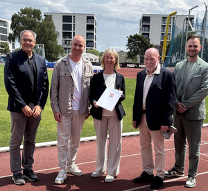 (v.l.n.r.): Carlos Verez (Abteilungsleiter Leichtathletik TSV SCHOTT Mainz), Christian Hessel (stellvertretender Geschäftsführer TSV SCHOTT Mainz), Finanzministerin Doris Ahnen, Kurt Winter (2. Vorsitzender TSV SCHOTT Mainz), Luca Schwarzenbacher (Leiter Abteilung Sport Stadt Mainz)