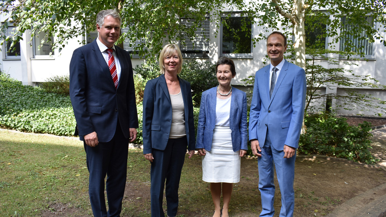 Vier Personen darunter Finanzministerin Doris Ahnen