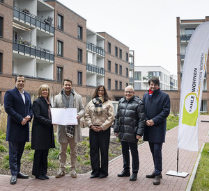 Personengruppe bei einer Bescheidübergabe