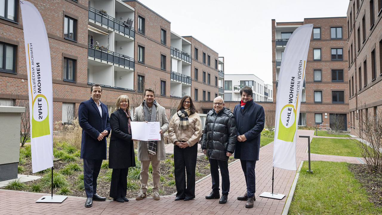 Personengruppe bei einer Bescheidübergabe