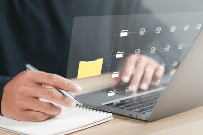 Onlinezugangsgesetz Mann sitzt vor Laptop und nutzt elektronische Akten
