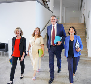 Finanzministerin Doris Ahnen, Familienministerin Katharina Binz, Ministerpräsident Alexander Schweitzer, Wirtschaftsministerin Daniela Schmitt laufen zur Pressekonferenz Doppelhaushalt 2025/2026.