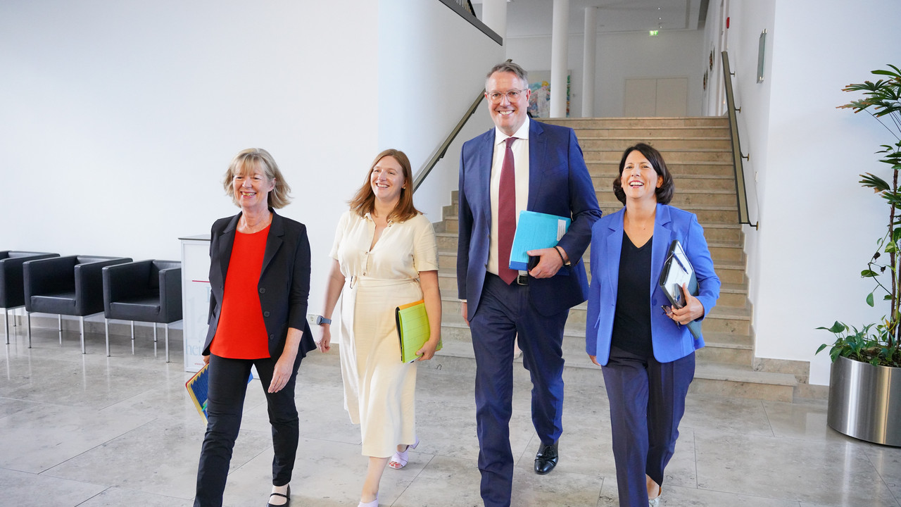 Finanzministerin Doris Ahnen, Familienministerin Katharina Binz, Ministerpräsident Alexander Schweitzer, Wirtschaftsministerin Daniela Schmitt laufen zur Pressekonferenz Doppelhaushalt 2025/2026.