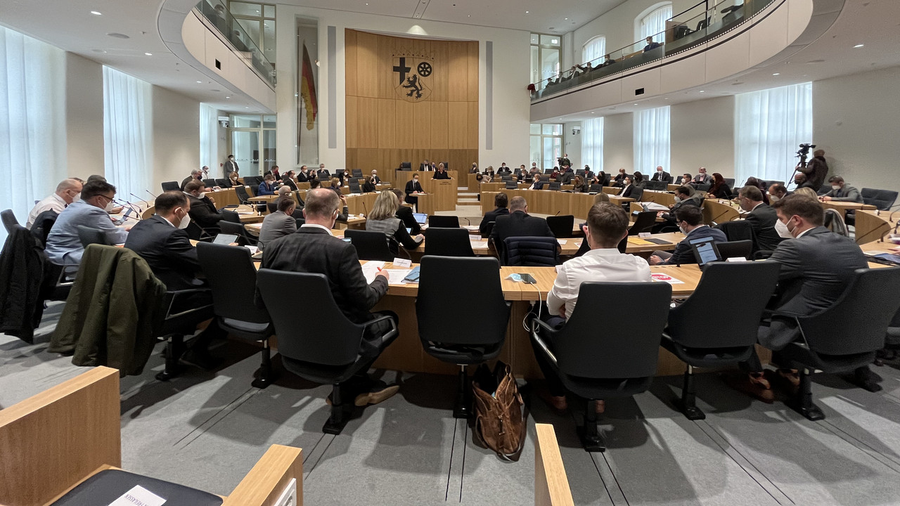 Blick in den Plenarsaal des rheinland-pfälzischen Landtags.