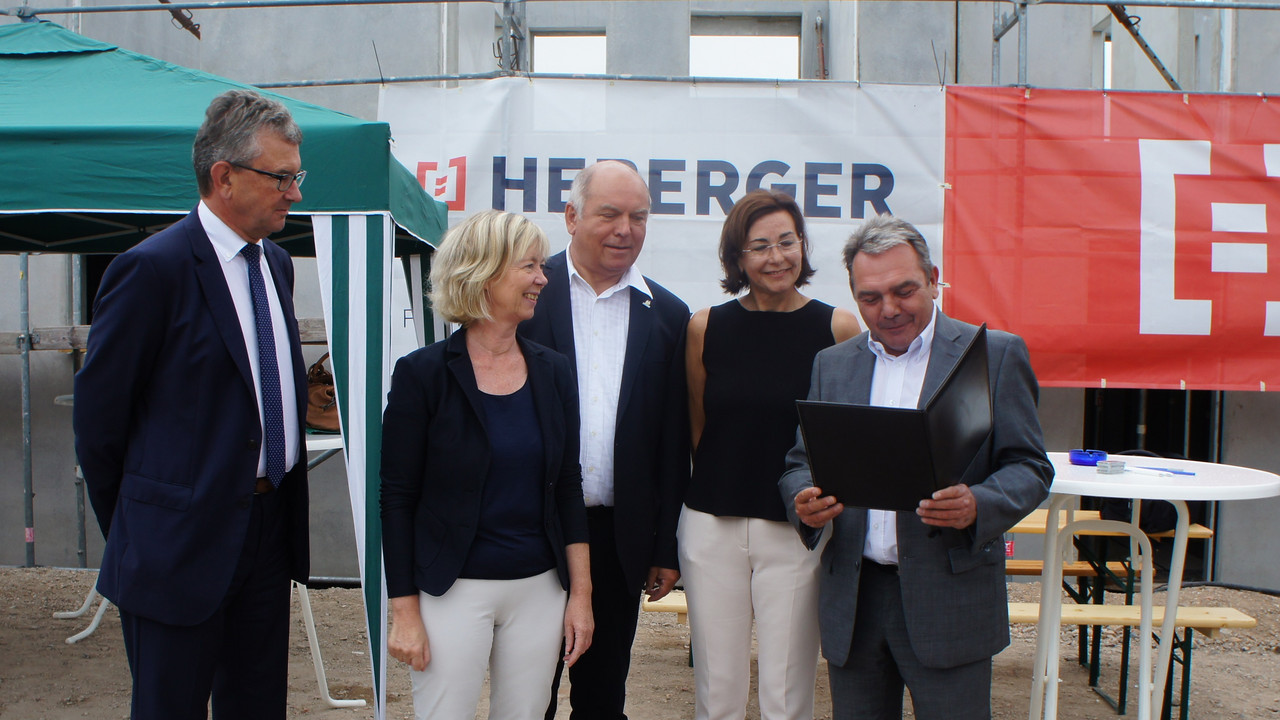 Gruppenfoto auf einer Baustelle