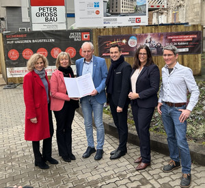 Finanz- und Bauministerin Doris Ahnen und ISB-Vorstandsmitglied Sandra Baumbach überreichten den Förderbescheid an die Stiftung Bethesda-St.Martin