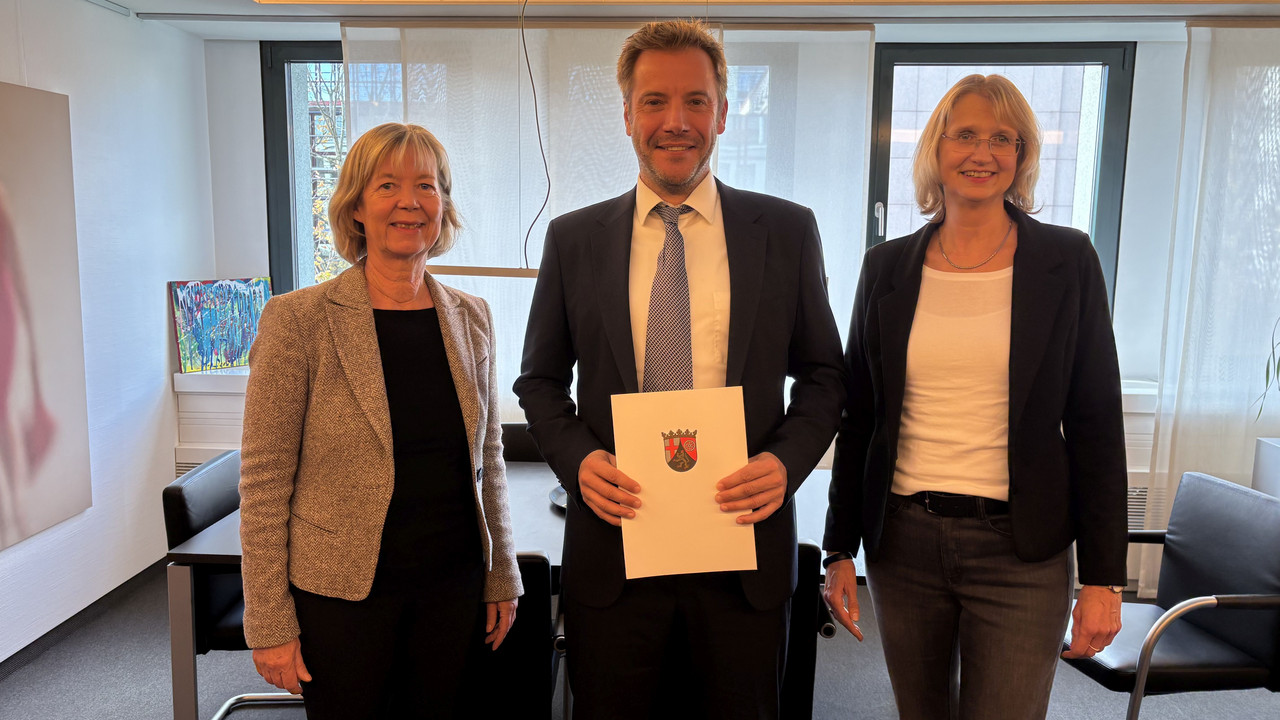 v.l.n.r.: Finanzministerin Doris Ahnen; Oliver Jensch; Abteilungsleitern Ulrike Dreßing-Steinhübel