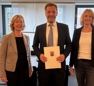 v.l.n.r.: Finanzministerin Doris Ahnen; Oliver Jensch; Abteilungsleitern Ulrike Dreßing-Steinhübel