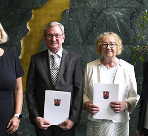 v.l.n.r.: Abteilungsleiterin Ute Hahnwald; Hans-Dieter Wirth; Elke Maria Karpinsky-Wirth; Finanzministerin Doris Ahnen