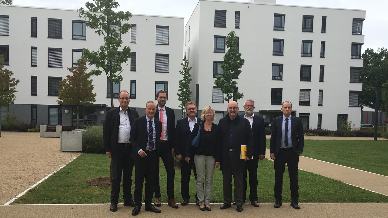 Gruppenfoto vor einem Wohnhaus