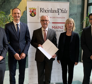Fünf Personen, Reinhard Simon erhält Urkunde