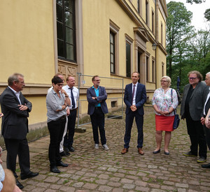 Menschengruppe vor einem Gebäude