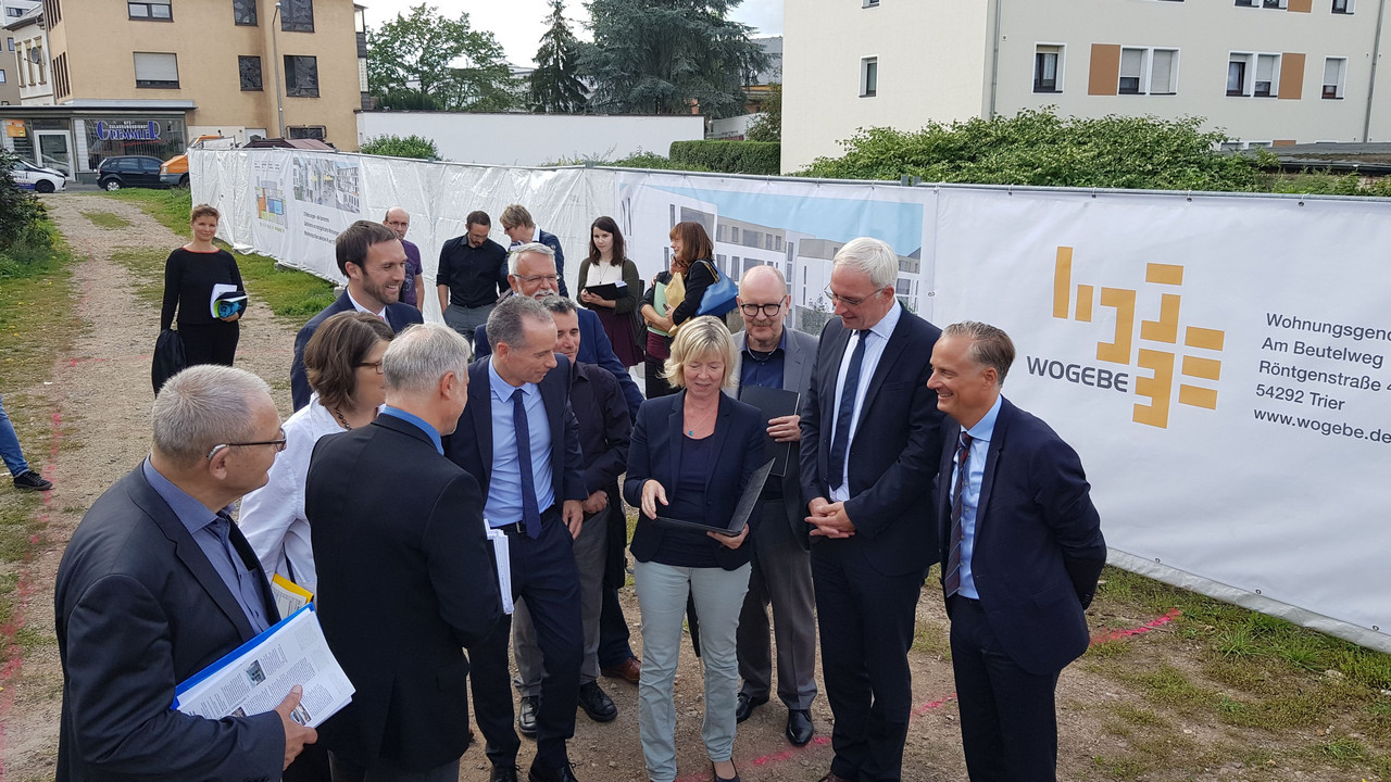 Bauministerin Ahnen überreicht Förderbescheid an Wohnungsgenossenschaft Am Beutelweg eG