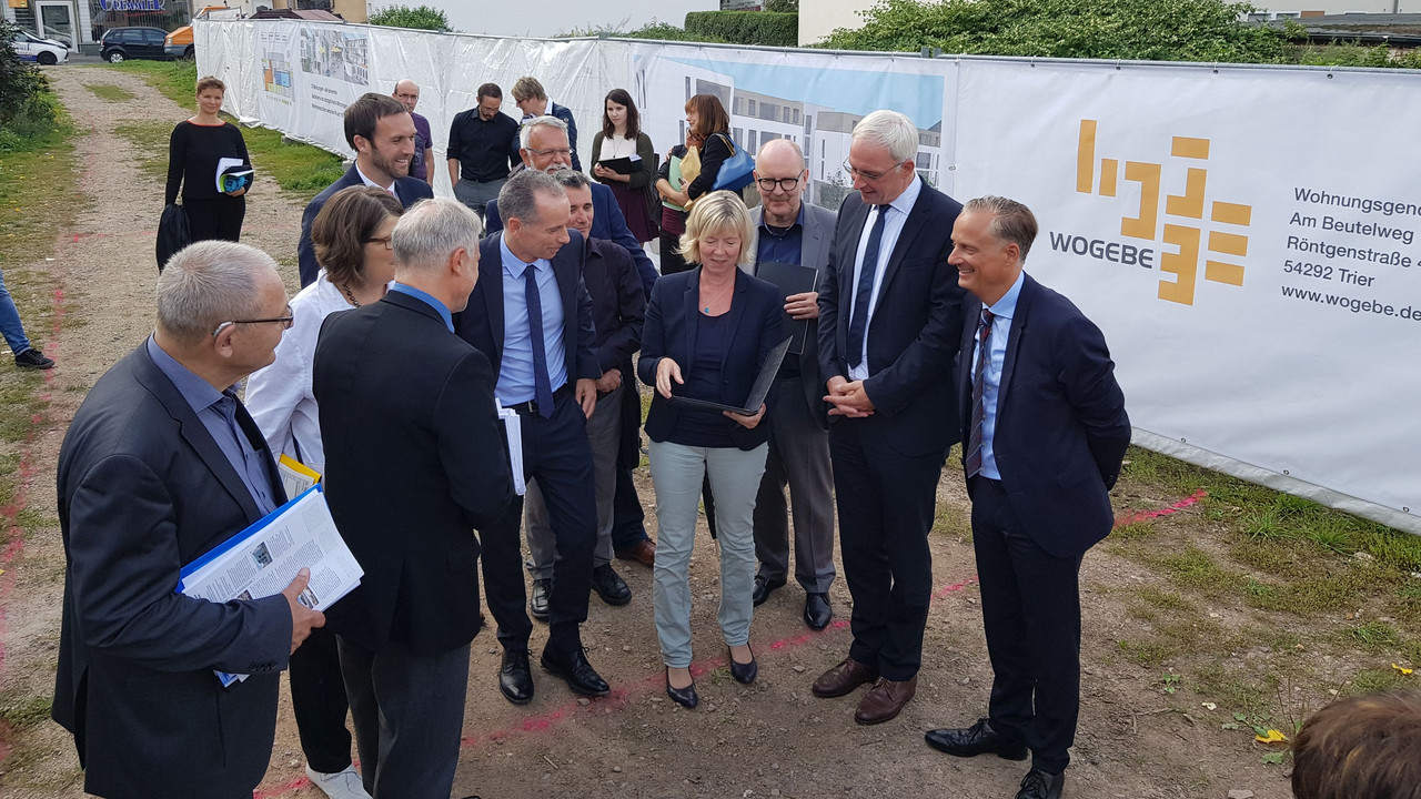 Gruppenfoto auf einer Baustelle