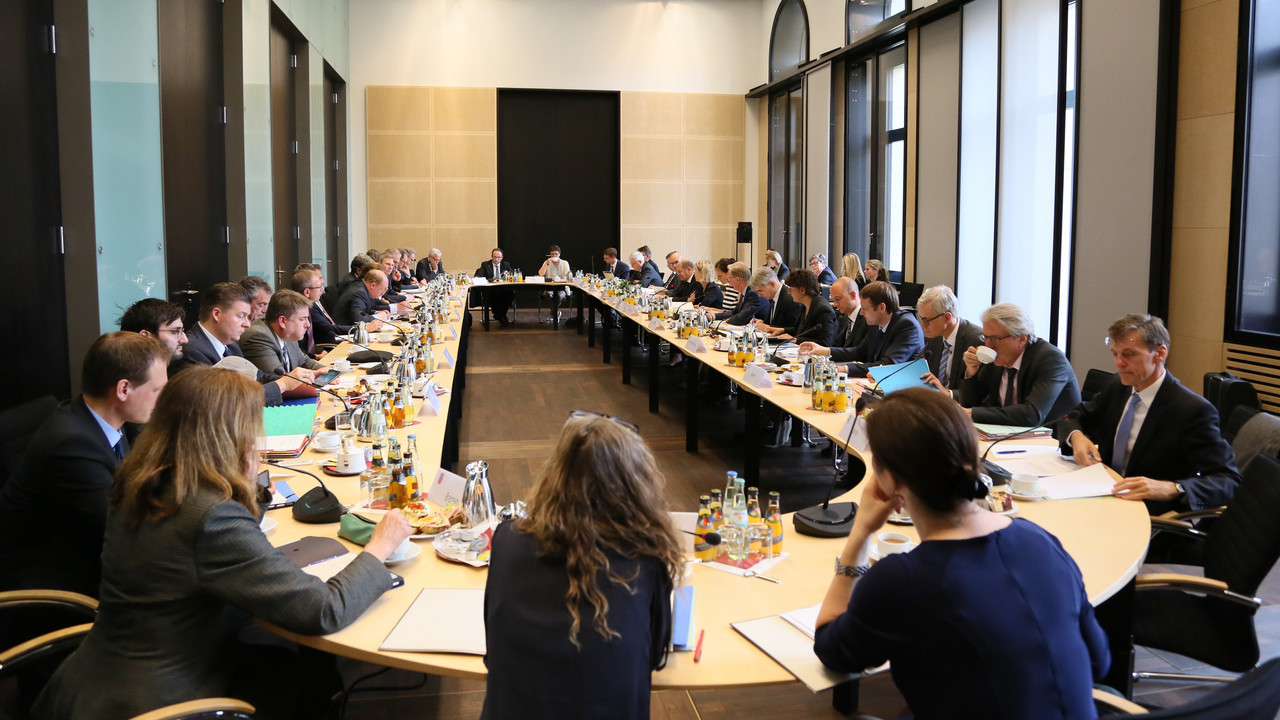 Großer ovaler Tisch mit allen Teilnehmern