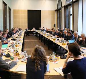 Großer ovaler Tisch mit allen Teilnehmern