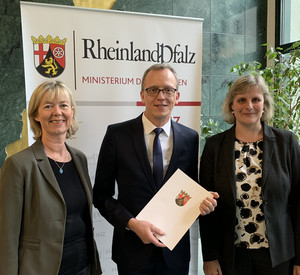 Drei Personen - darunter Finanzministerin Doris Ahnen und Stephan Filtzinger
