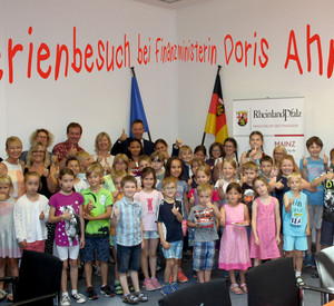 Kindergruppe mit Finanzministerin Doris Ahnen