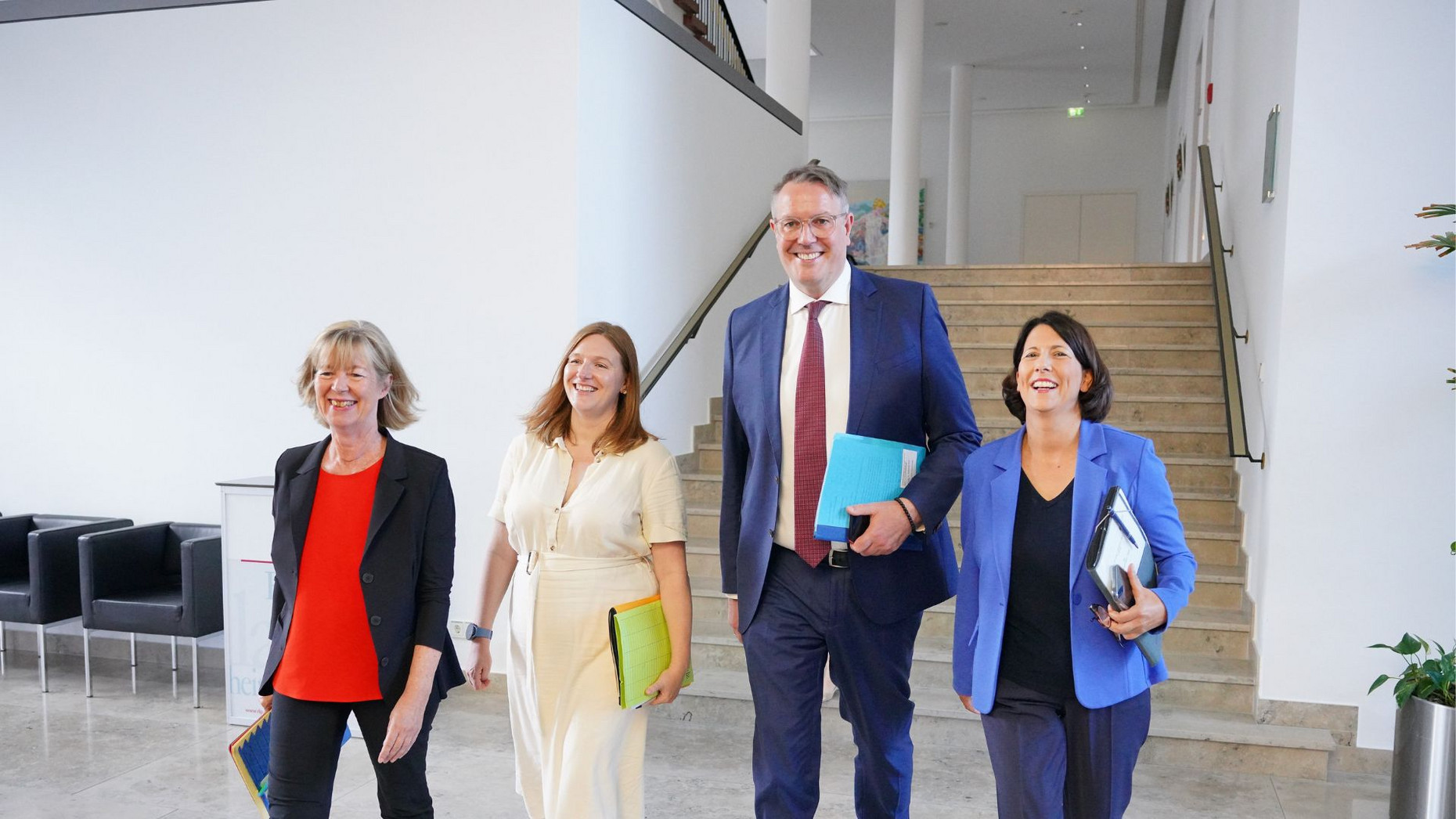 vier Personen der Landesregierung kommen die Treppe herunter 