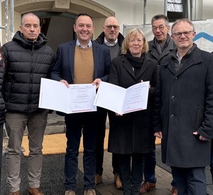 Ministerin Doris Ahnen überreichte gemeinsam mit ISB-Vorstandsmitglied Dr. Ulrich Link den Förderbescheid an die Gemeindliche Siedlungs-Gesellschaft Neuwied mbH (GSG).