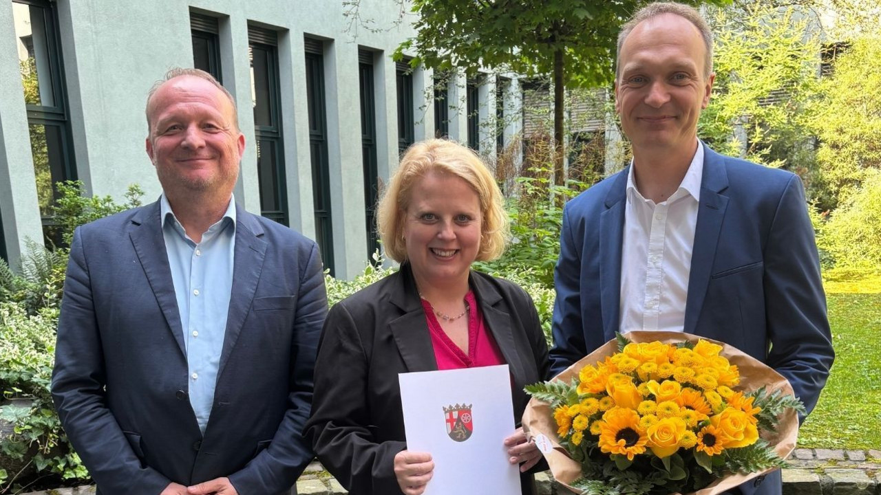 v.l.n.r.: Felix Edlich; Elena Kraus; Staatssekretär Dr. Stephan Weinberg