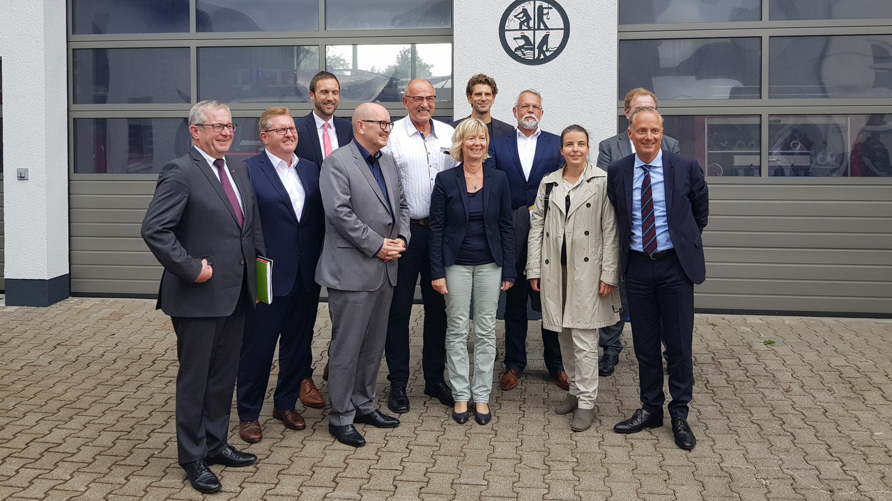 Gruppenfoto vor einem großen Tor