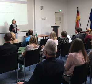 Personen hören Finanzministerin Ahnen zu