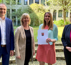 v.l.n.r. Staatssekretär Dr. Stephan Weinberg; Ministerin der Finanzen Doris Ahnen; Eva François; Abteilungsleiterin Ute Hahnwald