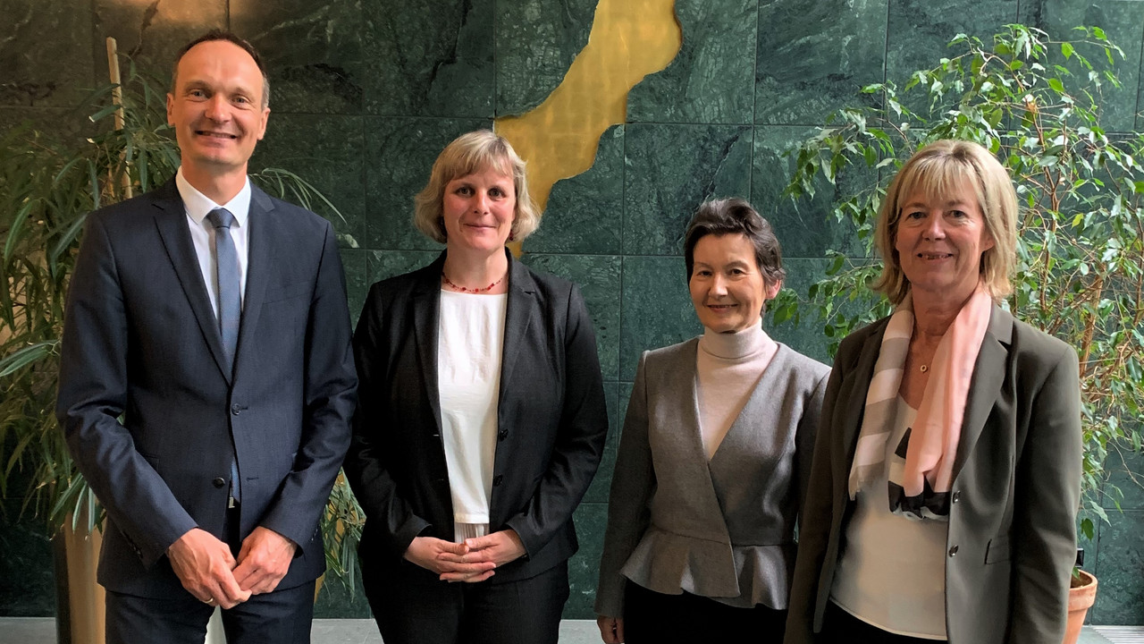 Vier Personen darunter Finanzministerin Doris Ahnen und Frau Brigitte Bollinger-Wechsler