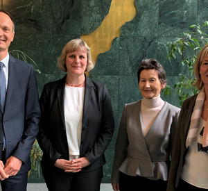 Vier Personen darunter Finanzministerin Doris Ahnen und Frau Brigitte Bollinger-Wechsler