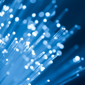 Digitalisierung_istock_S Glasfaserkabel in blauem Licht