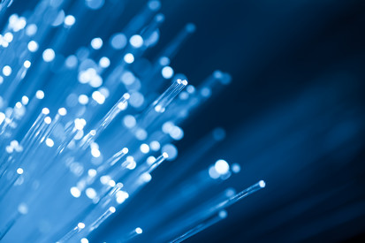 Digitalisierung_istock_S Glasfaserkabel in blauem Licht