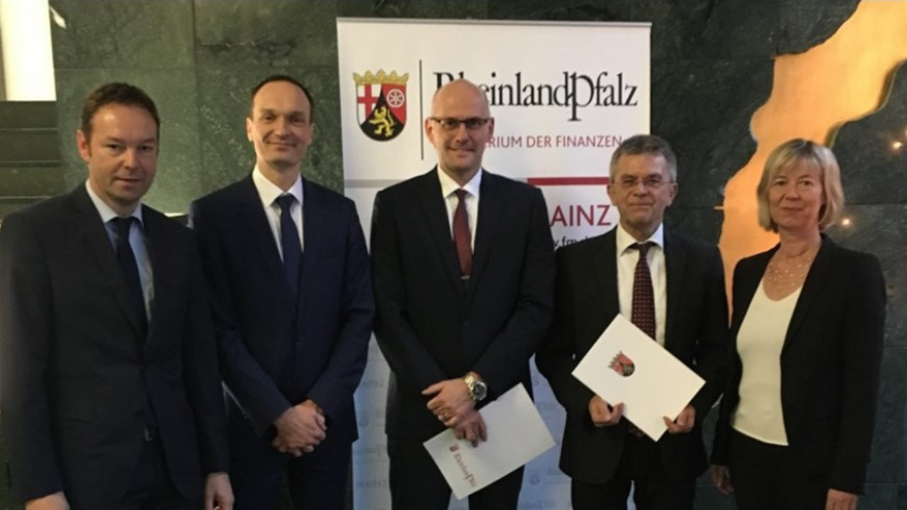 Gruppenfoto mit Urkunde