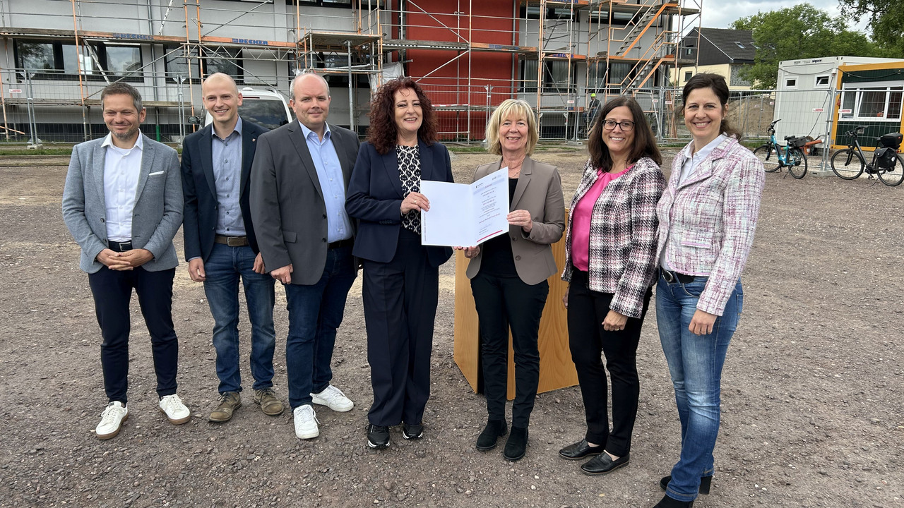 Aufsichtsrat der Wörth am Rhein GmbH Stefen Storz, MdL Florian Bellaire, Bürgermeister Steffen Weiß, Geschäftsführerin Petra Pfeiffer, Finanz- und Bauministerin Doris Ahnen, ISB-Vorstandsmitglied Sandra Baumbach, MdL Dr. Katrin-Rehak-Nitsche