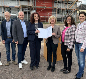Aufsichtsrat der Wörth am Rhein GmbH Stefen Storz, MdL Florian Bellaire, Bürgermeister Steffen Weiß, Geschäftsführerin Petra Pfeiffer, Finanz- und Bauministerin Doris Ahnen, ISB-Vorstandsmitglied Sandra Baumbach, MdL Dr. Katrin-Rehak-Nitsche