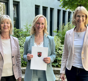 Auf dem Bild von links nach rechts: Finanzministerin Doris Ahnen, Silvia Stein, Ulrike Dreßing-Steinhübel, Stellvertretende Zentralabteilungsleiterin Finanzministerium